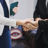 apreton-de-manos-de-hombre-y-mujer-de-negocios